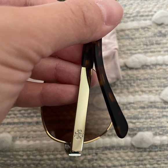 Tory Burch NWT Gold Aviator Sunglasses - Picture 6 of 16